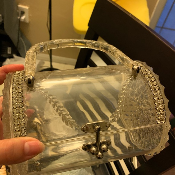 Vintage 1950s Clear carved lucite barrel Purse - Picture 2 of 2